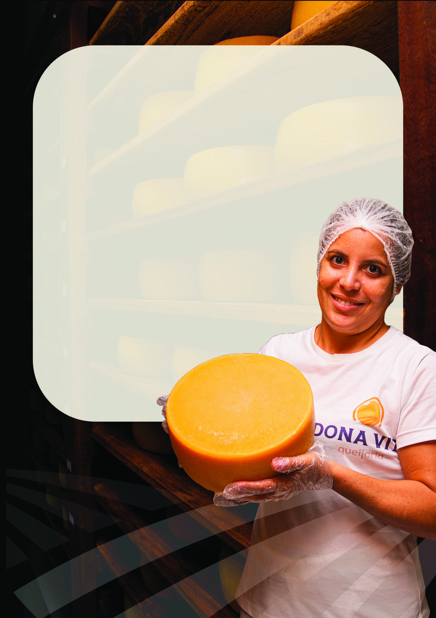Ana, da Dona Vita, segura um queijo artesanal diante da câmara de maturação