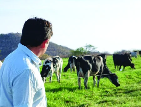 Marcelo observa o rebanho na Fazenda Vitória