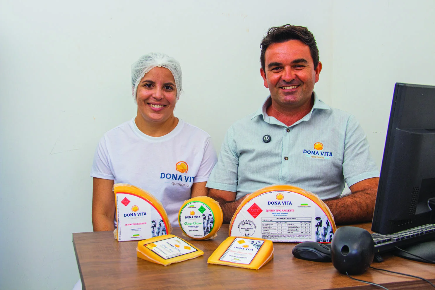 Ana e Marcelo com queijos da Dona Vita