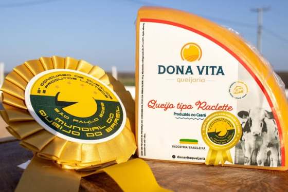 Queijo Raclette Dona Vita ao lado da medalha de ouro