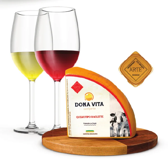 Queijo tipo Raclette Dona Vita com taças de vinho