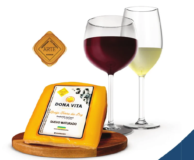Queijo Terra da Luz Dona Vita com taças de vinho